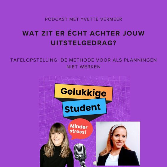 Yvette en Mirjam met een microfoon tijdens podcast